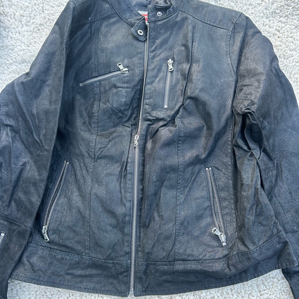 Levi's Black Leather Motorcycle Jacket with Fitted Design
